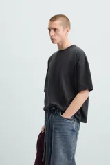 Camiseta de algodón de peso ligero, color verde musgo con efecto lavado, corte boxy fit y cuello redondo.