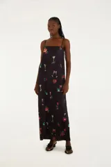 Vestido largo plisado con estampado de copas de cóctel y flores, de corte recto y tirantes finos.