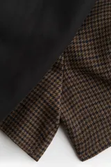 Short pollera de tiro alto con frente cruzado, estampado pata de gallo en tonos marrón y negro, y cinturón cosido con hebilla revestida.