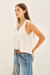 Remera blanca de lino y viscosa con moldería línea A y detalles en rib con lurex en escote y sisas.