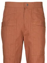Pantalón de pierna recta color ladrillo, tiro alto y bolsillos estilo carpintero. Confeccionado en algodón orgánico.
