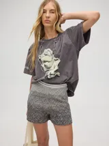 Short tejido a rombos con degradé de azul a bordó, pretina elástica combinada y logo bordado.