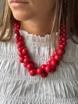 Collar corto de múltiples hilos con cuentas redondas rojas brillantes.