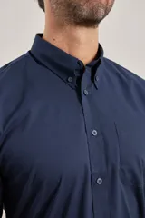Camisa de algodón con elastano, color verde oscuro, con cuello buttondown y corte slim.