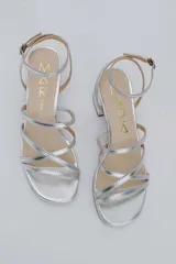 Sandalias negras de cuero con plataforma y taco cuadrado, tiras finas sobre el empeine y pulsera al tobillo con hebilla.