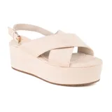 Sandalias de plataforma color beige con tiras cruzadas y hebilla ajustable en el tobillo.