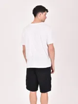 Remera negra de manga corta con estampado blanco del mapa de la ciudad de Tokio.