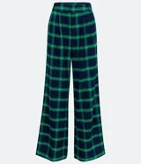 Pantalón de corte wide leg con estampado de cuadros en tonos azul y verde. Presenta pliegues en la cintura y trabillas para cinturón.