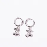 Par de aros tipo argolla plateados con dije colgante de cerezas.
