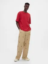 Remera azul marino de corte holgado con bolsillo en el pecho y bordado de Mickey Mouse.