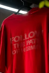 Remera oversize roja de algodón elastizado con logo estampado en el pecho.