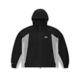 Campera negra con capucha y cierre frontal, paneles laterales grises con diseño de red y logo ovalado blanco en el pecho.