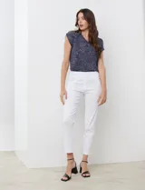 Pantalón de gabardina elastizada color azul marino, marca Ruby Rd. Tiro alto, corte recto, largo al tobillo, pretina ancha, bolsillos delanteros simulados y bolsillos traseros aplicados.