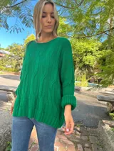 Buzo verde de lana y poliamida, con diseño oversize y tejido de ochos en la parte delantera, liso en la espalda.