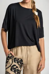 Remera blanca de viscosa con calce holgado.