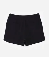 Bermuda de crepé color rojo, con pliegues frontales y botones decorativos en los bolsillos laterales.