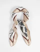 Pañuelo cuadrado de poliéster con estampado animal print en tonos beige, marrón y negro.