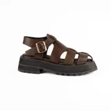 Sandalias de cuero marrón con diseño de tiras entrecruzadas y hebilla lateral. Plataforma track color negro.