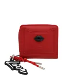 Billetera roja de cuero sintético con cierre de cremallera y bolsillo externo. Tiene aplique de labios negros y llavero con la palabra "Love".