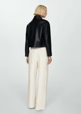 Pantalón wideleg color crudo, de tejido fluido con cintura elástica y tiro alto.
