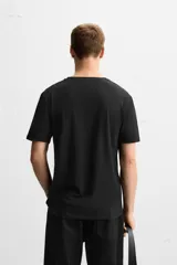 Camiseta negra de algodón con elasticidad, corte slim fit, cuello en V y mangas cortas.