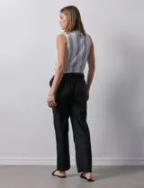 Pantalón verde claro de lino, marca Alex & Jordan. Tiene pretina ancha con lazo de ajuste y bolsillos verticales delanteros.