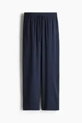 Pantalón azul marino de viscosa, tiro alto, corte holgado, piernas rectas y cintura elástica con cordón ajustable.