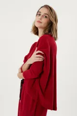 Buzo rojo de morley suavizado térmico, de silueta amplia y mangas largas.