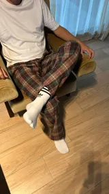 Pantalón de pijama de franela con diseño escocés, elástico en la cintura y dos bolsillos.