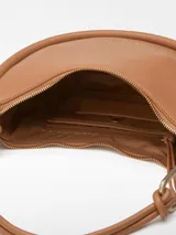 Bolso de hombro color marrón claro, con textura napa, un compartimento, cierre de cremallera, bolsillo interior con cierre de cremallera, asa tubular con pieza metálica y logo grabado.