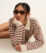 Blusa de manga larga con cuello polo contrastante y botones frontales. Confeccionada en punto texturizado con rayas horizontales en tonos rosa, marrón y crema.