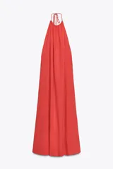 Vestido midi de color rojo con cuello halter ajustable mediante lazada y espalda descubierta. Presenta un diseño fluido y holgado confeccionado en mezcla de lino.