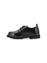 Zapato acordonado de cuero negro con suela track y detalle de pespuntes en color crudo.
