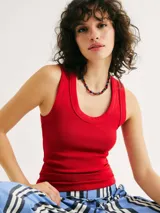 Musculosa roja de tela acanalada, con escote redondo pronunciado (cuello U) y tirantes anchos.