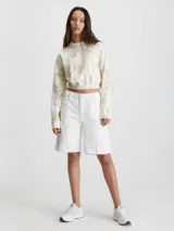 Buzo corto de algodón color blanco con estampado tie dye en tonos beige, cuello redondo, mangas largas, bajo elástico y parche con el monograma de Calvin Klein en el pecho.