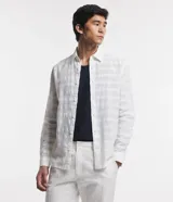 Camisa de hombre de manga larga, corte regular, color blanco, con cuello inglés y textura grid tejida en el plano.