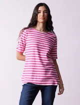 Remera de algodón a rayas horizontales color naranja y blanco, de manga corta y cuello redondo.