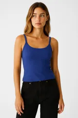 Musculosa azul con breteles finos y escote redondo.