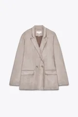 Blazer cruzado de mujer color marrón oscuro, con cuello solapa, manga larga y bolsillos delanteros con solapa.