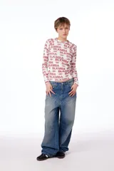 Jean oversized de tiro bajo, color azul lavado, con estampa BLKMBA grabada con láser en el frente y estampa worldwide en la parte trasera.