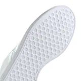 Championes Adidas Grand Court Base 2.0, color blanco con las tres tiras laterales iridiscentes y detalles rosados en el talón y la lengüeta.