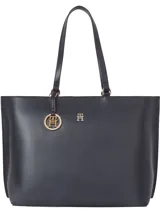 Cartera tote Tommy Hilfiger color azul marino, confeccionada en poliuretano. Tiene doble asa de hombro, cierre de cremallera y logo TH dorado en el frente.