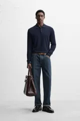 Polo de hombre color gris oscuro, de punto ligero tejido en hilatura con mezcla de seda y algodón. Tiene cuello solapa con cierre frontal de botonadura, manga larga y acabados en rib.