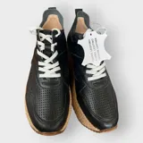 Zapatillas blancas de cuero con plataforma de yute trenzado.