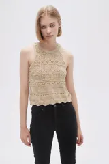 Musculosa de tejido crochet color beige con cuello redondo y sisas con terminación acanalada.