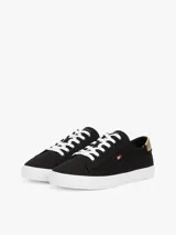 Zapatillas Tommy Hilfiger de lona negra con suela blanca de goma y talón dorado metalizado.