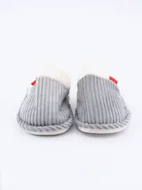 Pantuflas cerradas color rosado, con interior de felpa blanca y detalle de moño rojo.