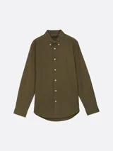 Camisa verde militar de popelín de algodón con tecnología Flex, corte regular, cuello con botones, puños redondeados con botón y logo de Tommy Hilfiger bordado en el pecho.