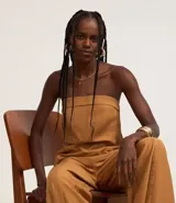 Blusa color ocre de sastrería en tejido twill de viscosa, sin breteles y con friso en el busto.