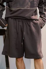 Bermuda de rustico liviano color marrón chocolate, con estampado frontal.